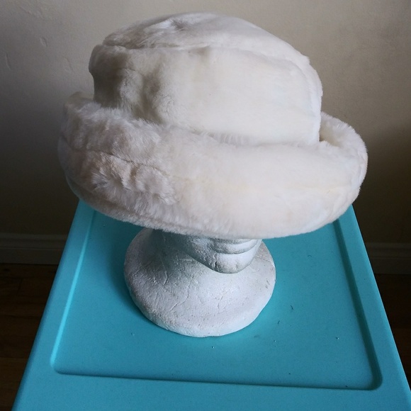 Woman's Hat - Picture 2 of 5